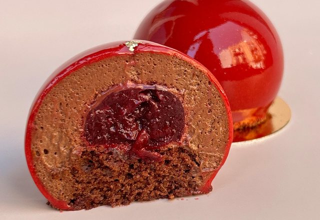Postre de cereza y chocolate