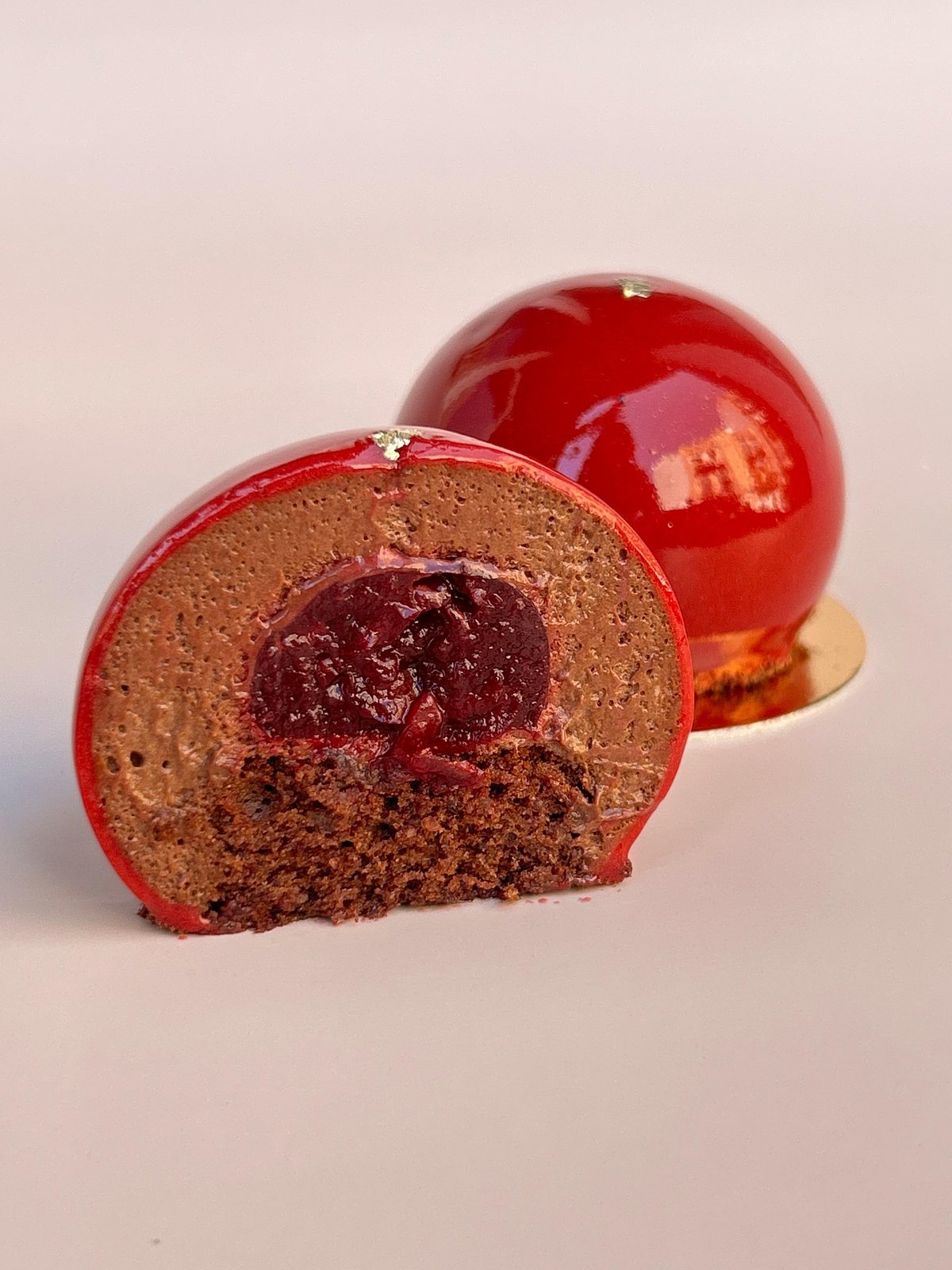 Postre de cereza y chocolate